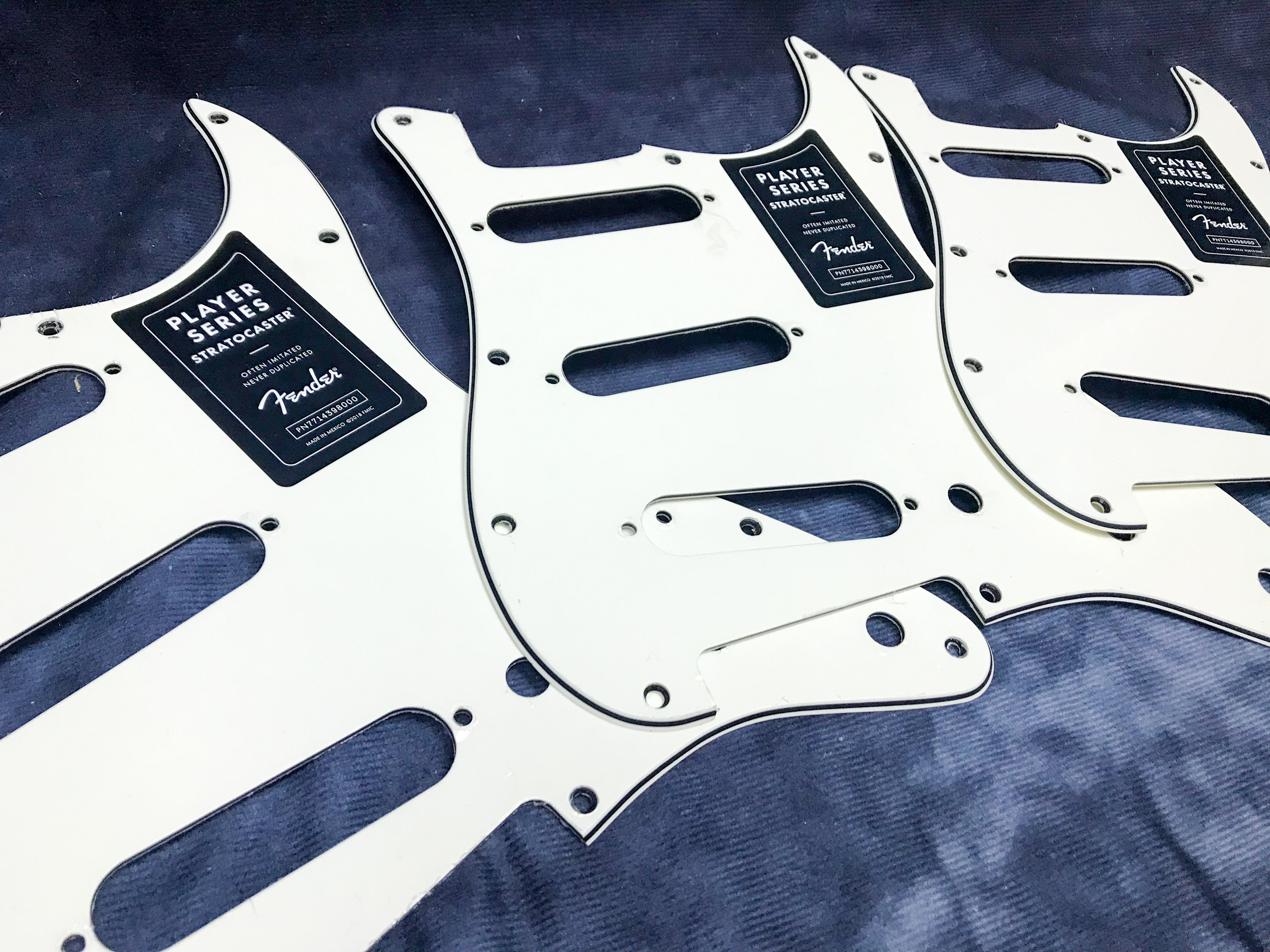 11-HOLE MODERN-STYLE STRATOCASTER® S/S/S PICKGUARD PARCHMENT