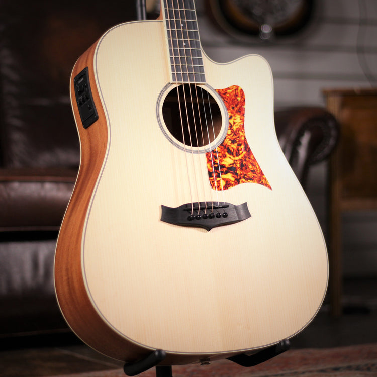 Tanglewood T15 LTD angled