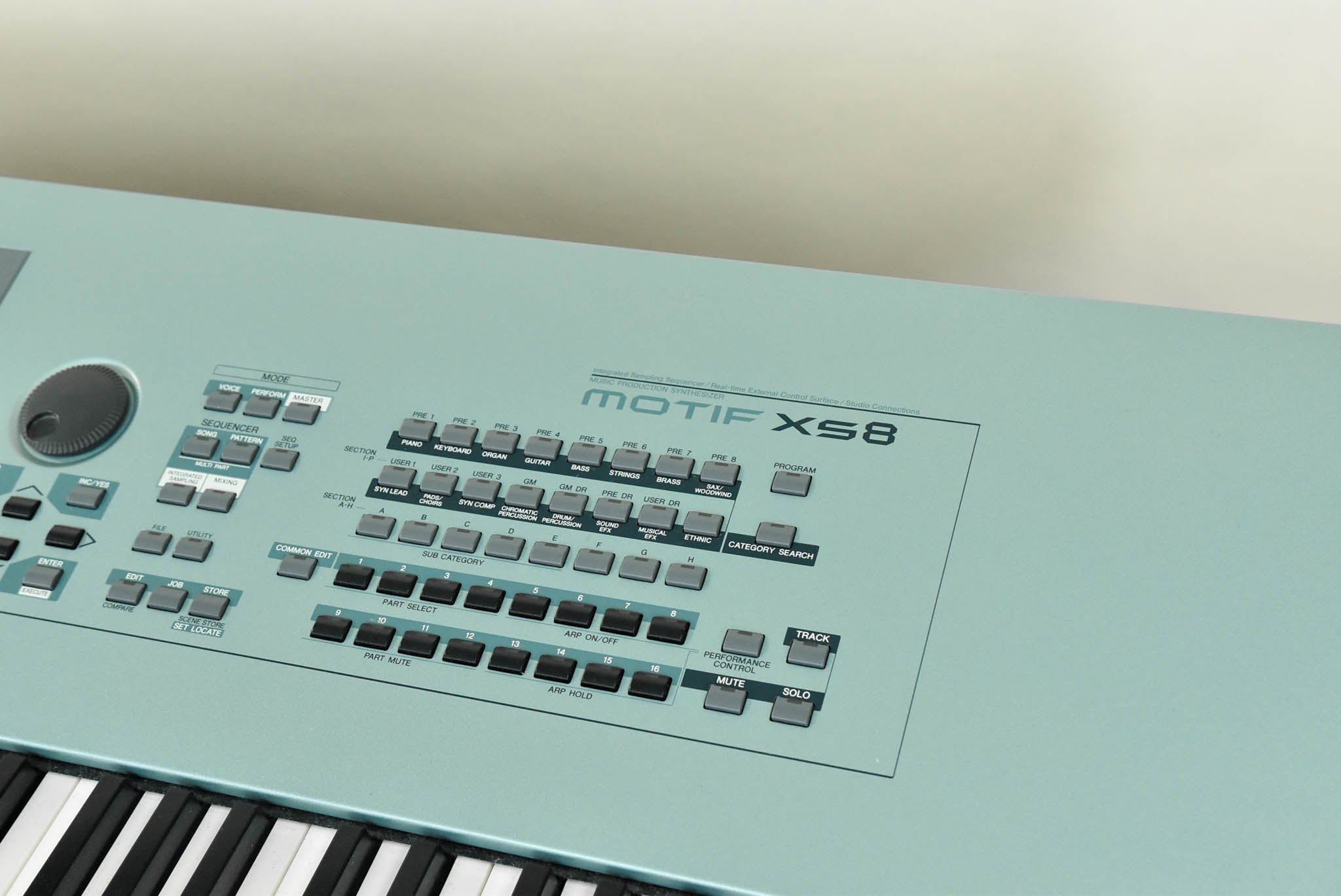 Yamaha Motif XS8 88-Key Synthesizer Keyboard Workstation