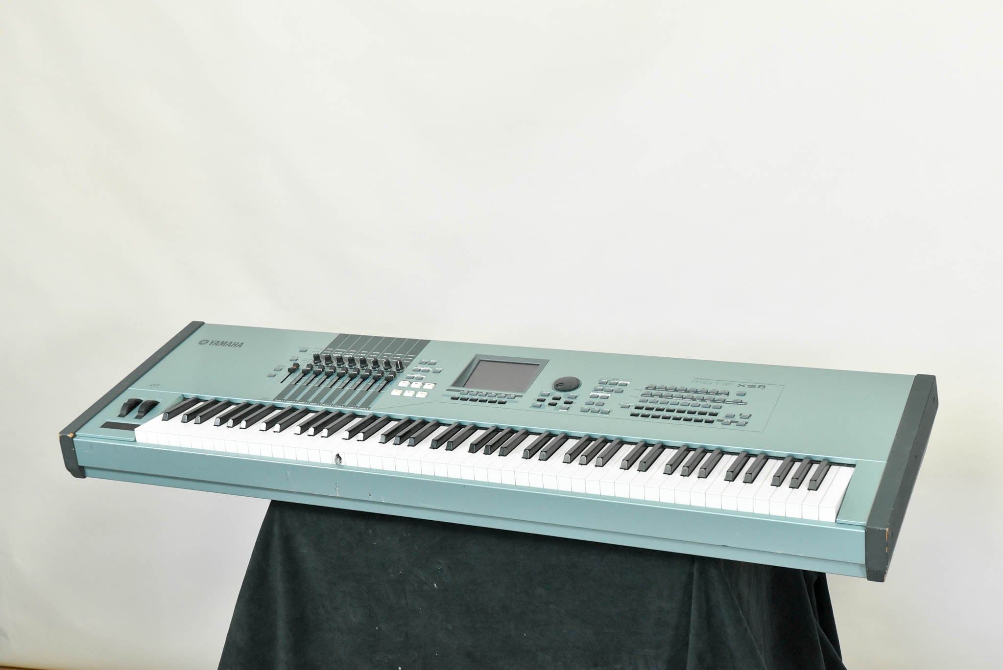 Yamaha Motif XS8 88-Key Synthesizer Keyboard Workstation